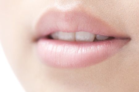 Come rimuovere il silicone dalle labbra? Ci vuole il bisturi